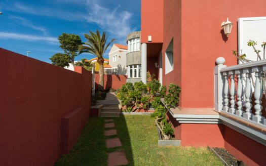 Detached chalet with pool and garden in La Garita