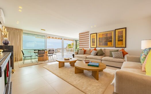 Luxusvilla mit Pool und Terrasse