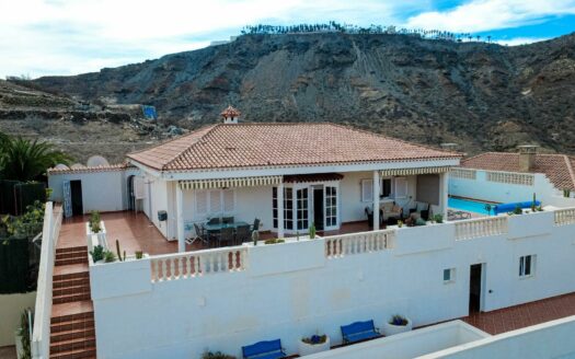 Villa en Tauro con vistas al mar y cerca del campo de golf