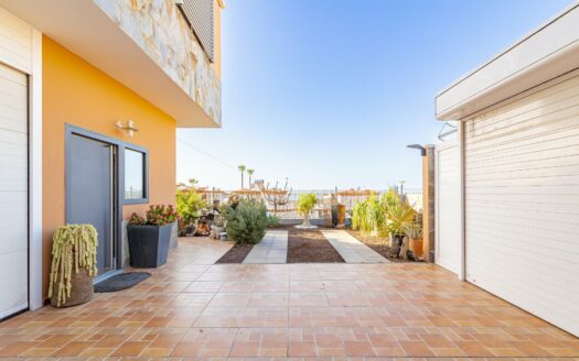 Apartment for Rent in Montaña La Data with Solarium, Garage and Sea Views