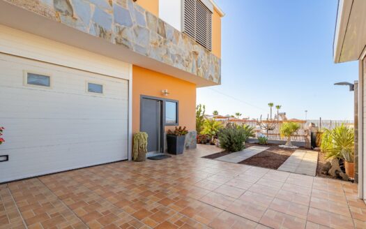 Apartment for Rent in Montaña La Data with Solarium, Garage and Sea Views