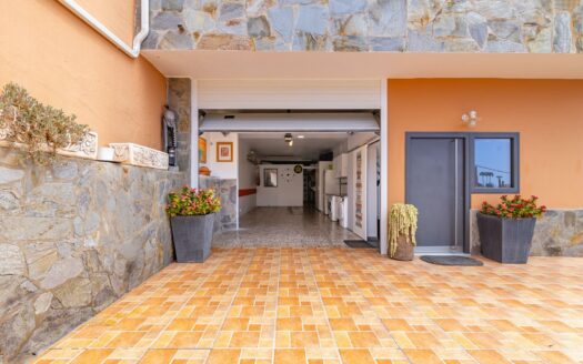 Apartment for Rent in Montaña La Data with Solarium, Garage and Sea Views