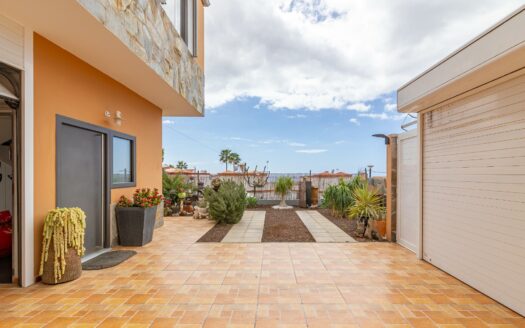 Apartment for Rent in Montaña La Data with Solarium, Garage and Sea Views