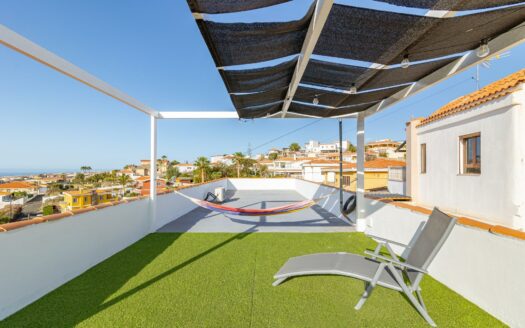 Apartment for Rent in Montaña La Data with Solarium, Garage and Sea Views