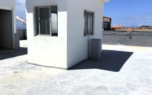 Amplia vivienda con azotea privada con terreno de 830 m² en El Salobre – San Bartolomé de Tirajana