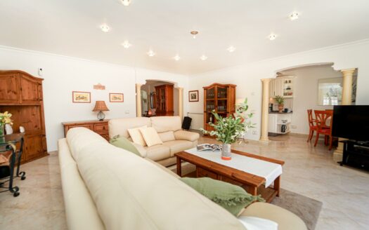 Semi-Detached House in Campo Internacional: Privacy, Comfort and Holiday Rental Opportunity