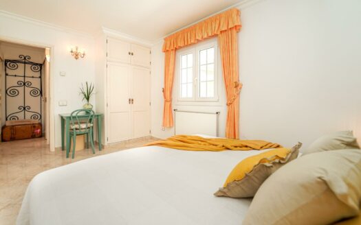 Semi-Detached House in Campo Internacional: Privacy, Comfort and Holiday Rental Opportunity