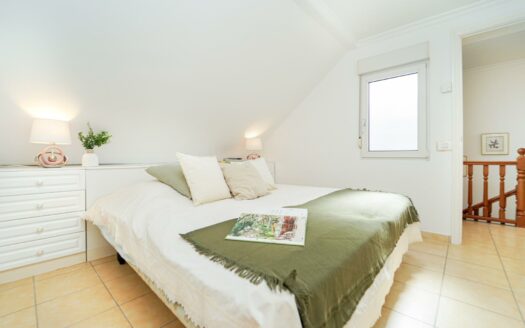 Semi-Detached House in Campo Internacional: Privacy, Comfort and Holiday Rental Opportunity