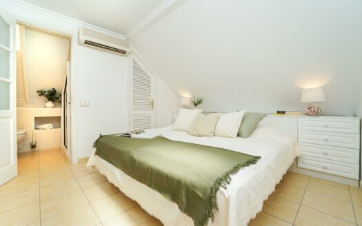 Semi-Detached House in Campo Internacional: Privacy, Comfort and Holiday Rental Opportunity