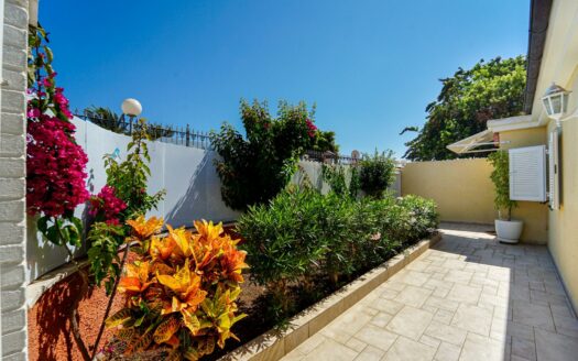 Semi-Detached House in Campo Internacional: Privacy, Comfort and Holiday Rental Opportunity