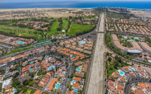 Semi-Detached House in Campo Internacional: Privacy, Comfort and Holiday Rental Opportunity