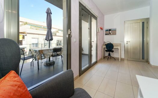 Two bedrooms, terrace and 50 meters from the beach