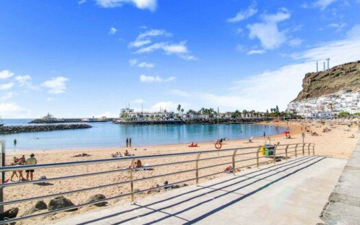 Two bedrooms, terrace and 50 meters from the beach