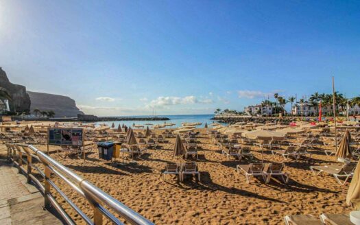 Two bedrooms, terrace and 50 meters from the beach