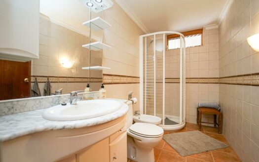 Geräumiges Haus im ruhigen Tauro-Tal – mit Terrasse und Garten