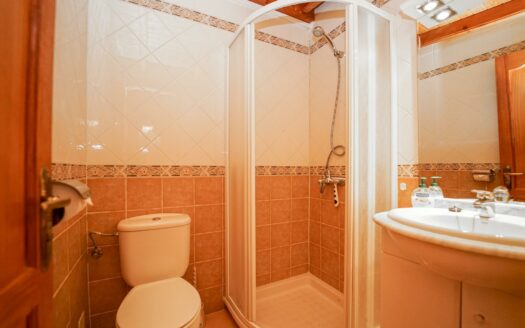 Geräumiges Haus im ruhigen Tauro-Tal – mit Terrasse und Garten