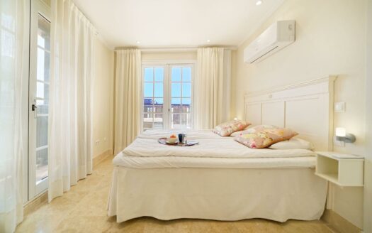 LUXURIÖSES PENTHOUSE VON 250 M2 MIT 3 SCHLAFZIMMERN UND MEERBLICK IN MONTE CARRERA, LOMA DOS