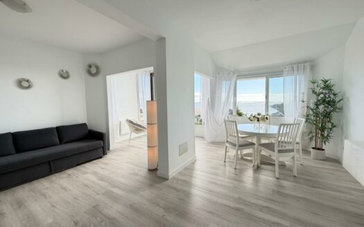 Beachfront apartment with sea views