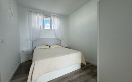 Beachfront apartment with sea views