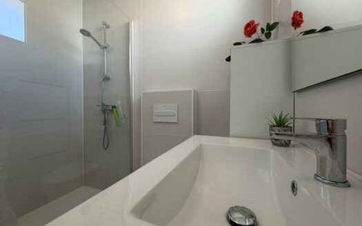 Beachfront apartment with sea views