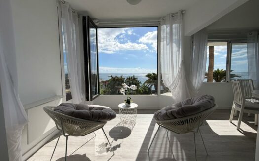 Beachfront apartment with sea views