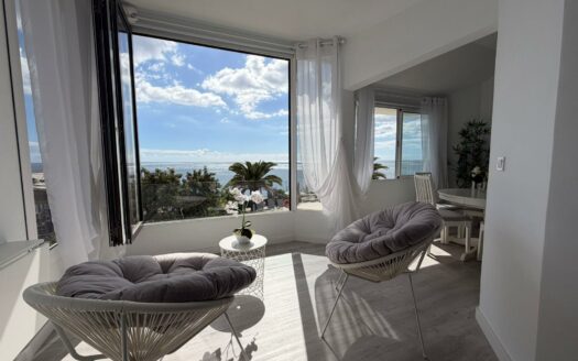 Beachfront apartment with sea views