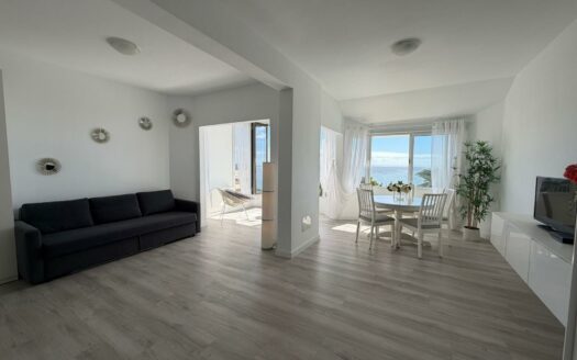 Beachfront apartment with sea views