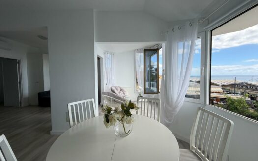 Beachfront apartment with sea views