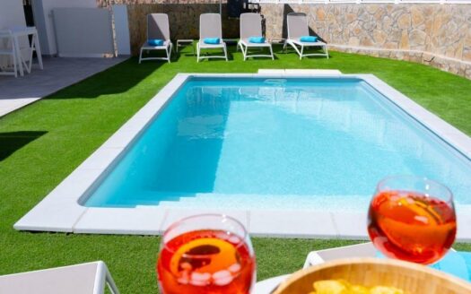 Exclusiva Villa Independiente con Piscina Privada en Tauro