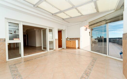 Ático con 3 dormitorios y gran terraza: 210 m² en el corazón de Arguineguín