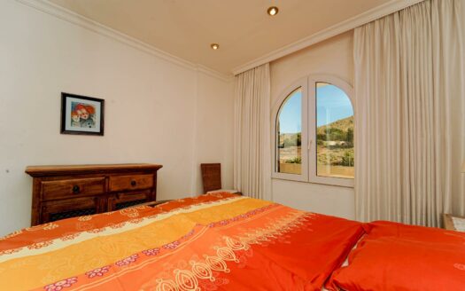 Bright apartment with sea views and afternoon sun