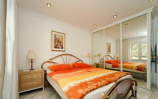 Bright apartment with sea views and afternoon sun