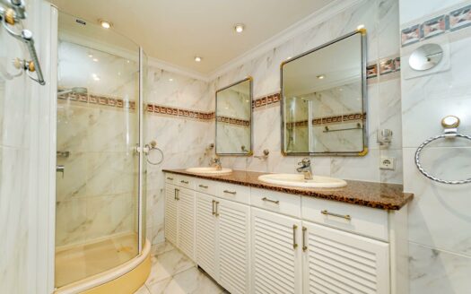 Bright apartment with sea views and afternoon sun