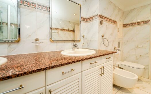 Bright apartment with sea views and afternoon sun