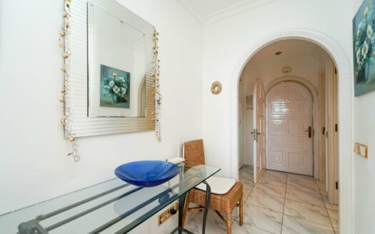 Bright apartment with sea views and afternoon sun