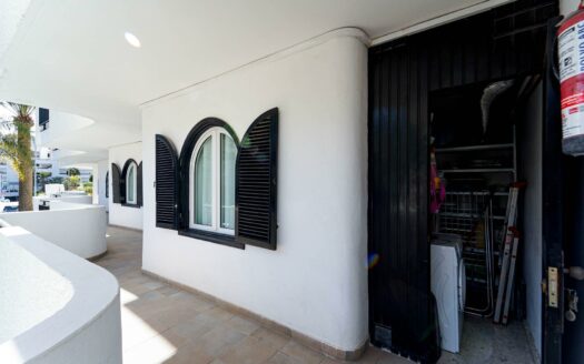 Bright apartment with sea views and afternoon sun