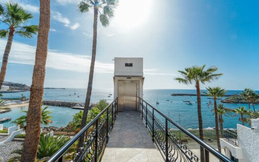 Bright apartment with sea views and afternoon sun