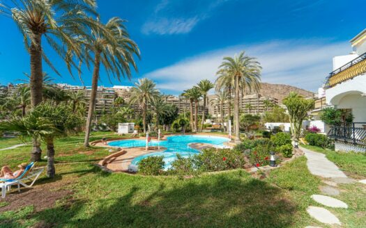 Bright apartment with sea views and afternoon sun