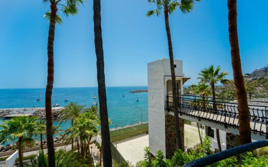 Bright apartment with sea views and afternoon sun