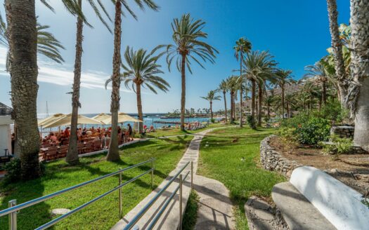 Bright apartment with sea views and afternoon sun