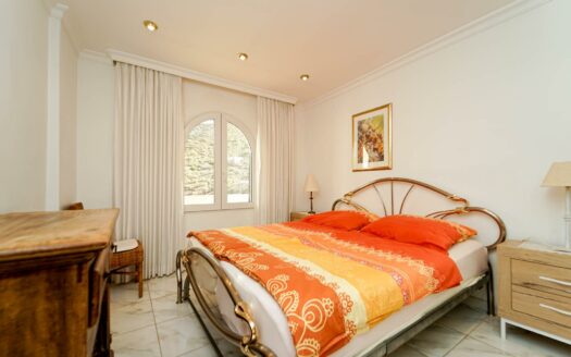 Bright apartment with sea views and afternoon sun