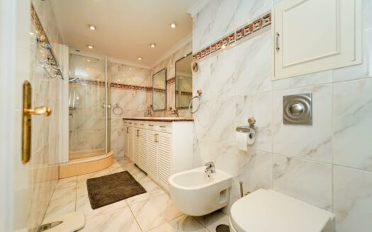 Bright apartment with sea views and afternoon sun