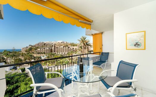 Bright apartment with sea views and afternoon sun