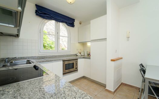 Apartment with Panoramic Terrace and Garage in Exclusive Loma Dos