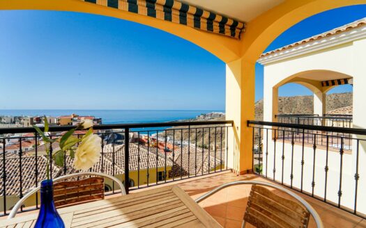 Apartment with Panoramic Terrace and Garage in Exclusive Loma Dos