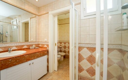 Apartment with Panoramic Terrace and Garage in Exclusive Loma Dos