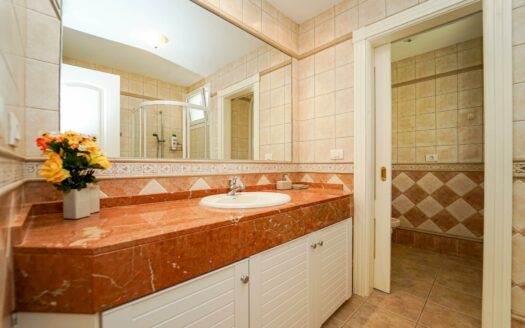 Apartment with Panoramic Terrace and Garage in Exclusive Loma Dos