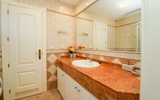 Apartment with Panoramic Terrace and Garage in Exclusive Loma Dos