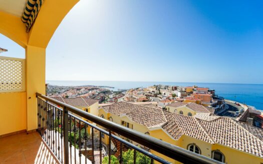 Apartment with Panoramic Terrace and Garage in Exclusive Loma Dos