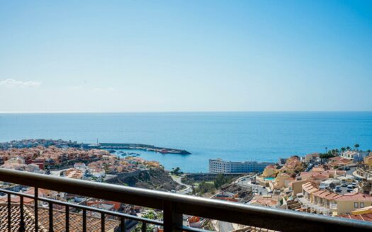 Apartment with Panoramic Terrace and Garage in Exclusive Loma Dos